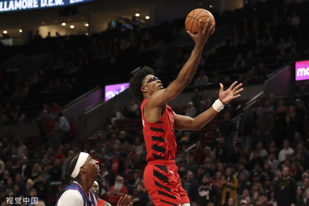 在首节比赛 在首节比赛